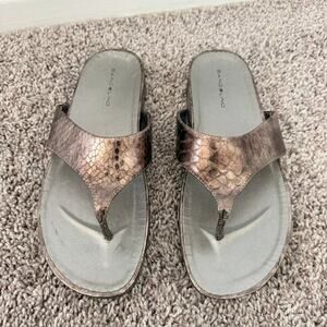 Bandolino Women's Sandals 8.5B Bronze Thongs Flip Flops Reptile Print .75 Heel